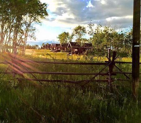 Отель Flying U Ranch Seventy Mile House Экстерьер фото