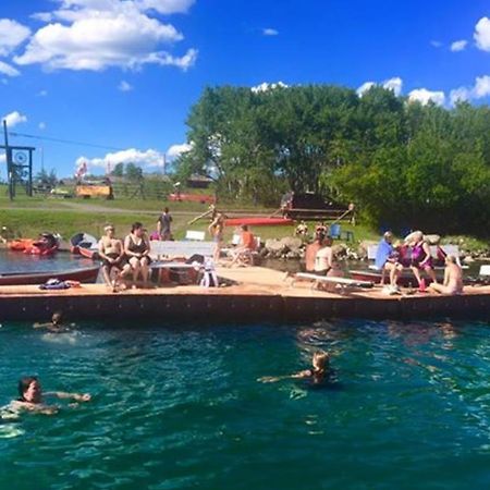 Отель Flying U Ranch Seventy Mile House Экстерьер фото