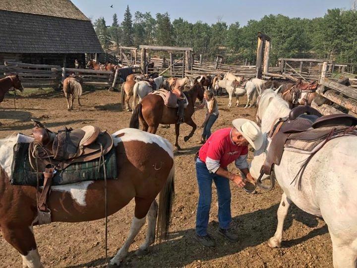 Отель Flying U Ranch Seventy Mile House Экстерьер фото