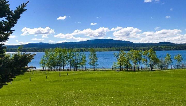 Отель Flying U Ranch Seventy Mile House Экстерьер фото