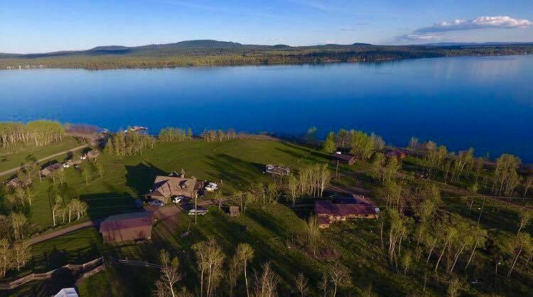 Отель Flying U Ranch Seventy Mile House Экстерьер фото